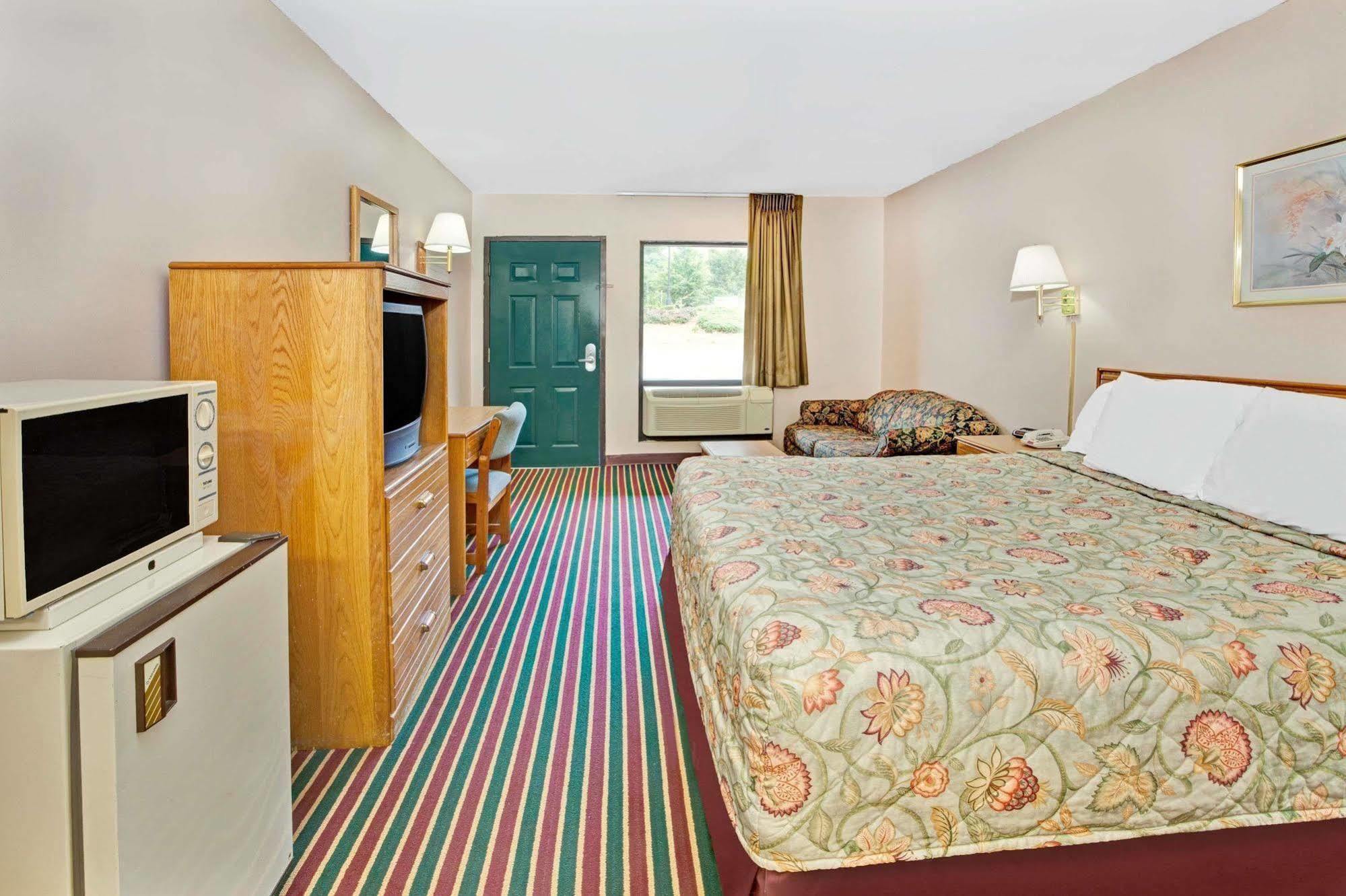 Super 8 By Wyndham Marietta/West/Atl Area Hotel Kültér fotó