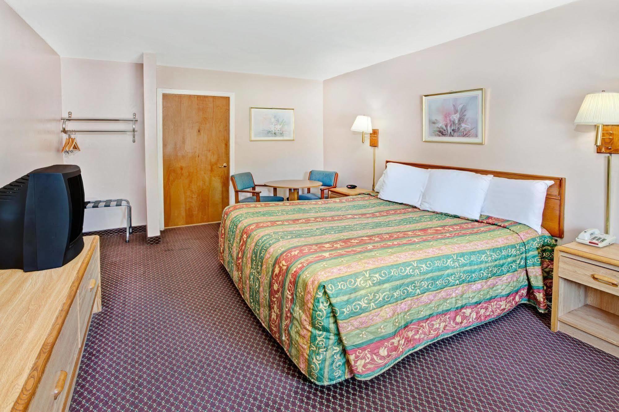 Super 8 By Wyndham Marietta/West/Atl Area Hotel Kültér fotó